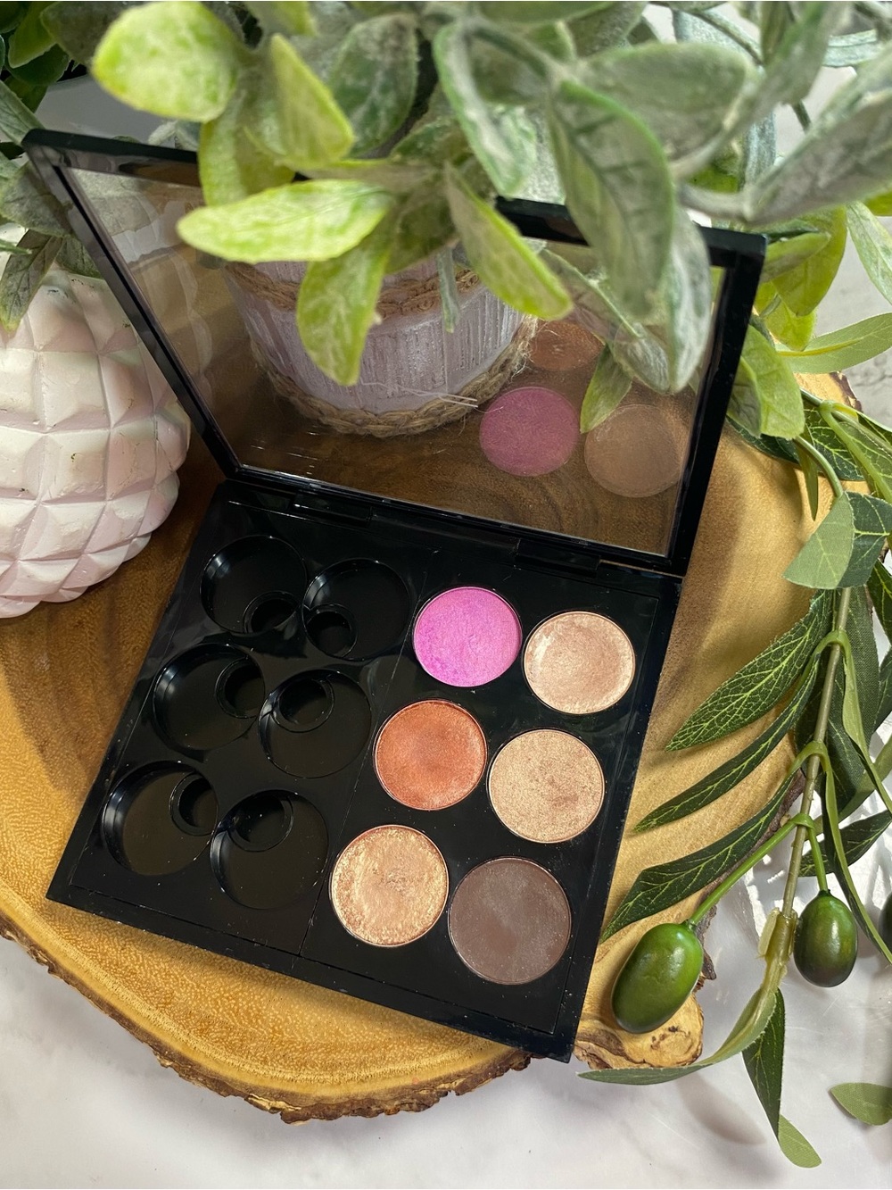 MAC Magnetic Customizable Pro Palette w/2 Eyeshadow Inserts & 6 Eyeshadows